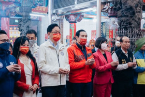 張市長初二前往龍元宮，陪同前總統馬英九一同參拜。