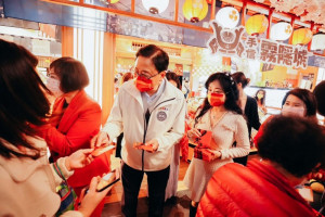 張市長發送福袋，祝福鄉親新年快樂。