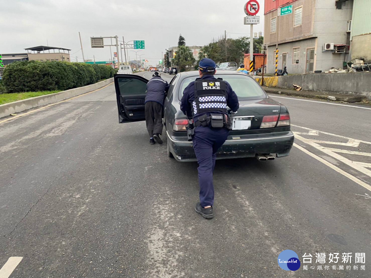 車輛拋錨受困路口，大園警協助推車解圍。