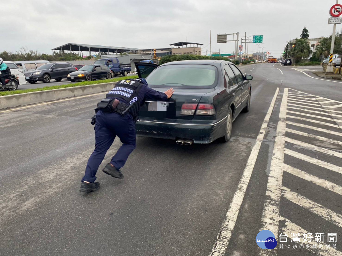 車輛拋錨受困路口，大園警協助推車解圍。