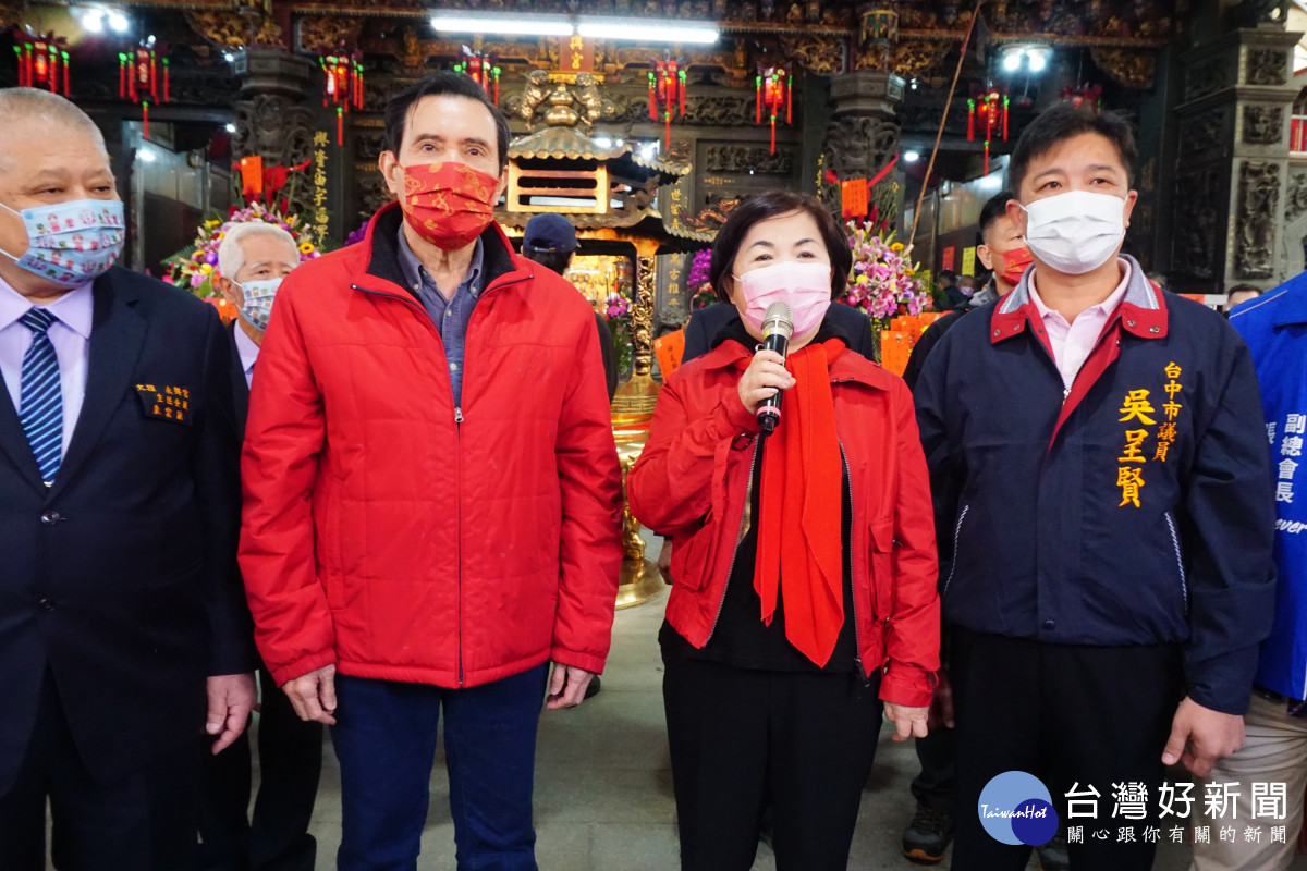 身穿喜氣紅外套的立委楊瓊瓔半開玩笑說，他與馬前總統撞衫了！
