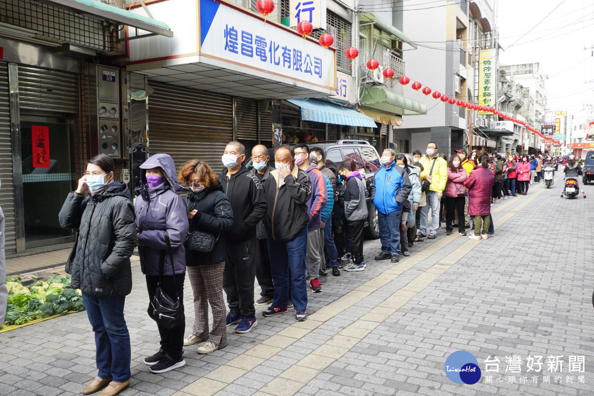 大雅永興宮外吸引近千名民眾排隊領取馬前總統的兔年紅包袋。