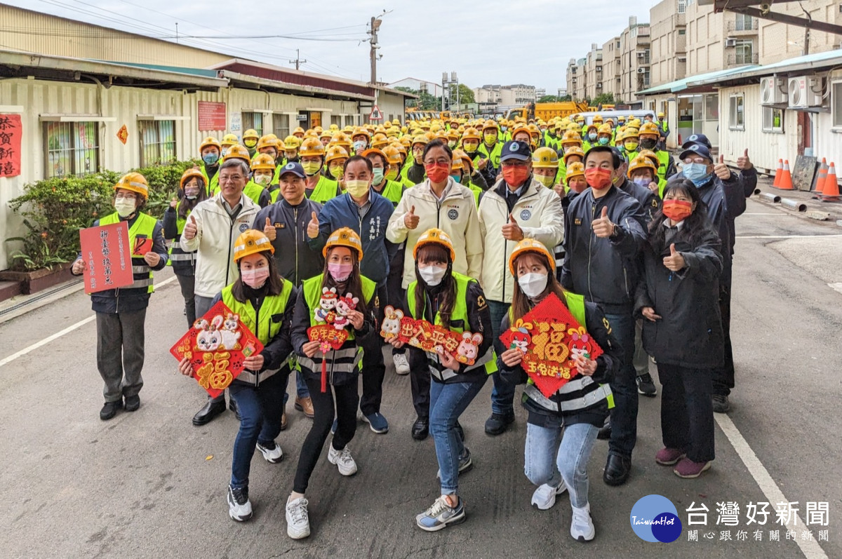 桃園市清潔隊初五開工清運垃圾，桃園市長張善政前往慰勉表達感謝。