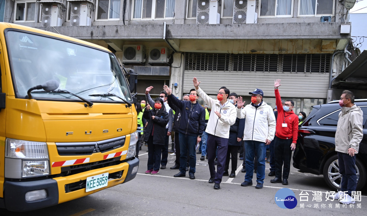 桃園市清潔隊初五開工清運垃圾，桃園市長張善政前往慰勉表達感謝。