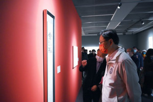市長春前期間至橫山書法藝術館觀展，並仔細聆聽工作人員解說。