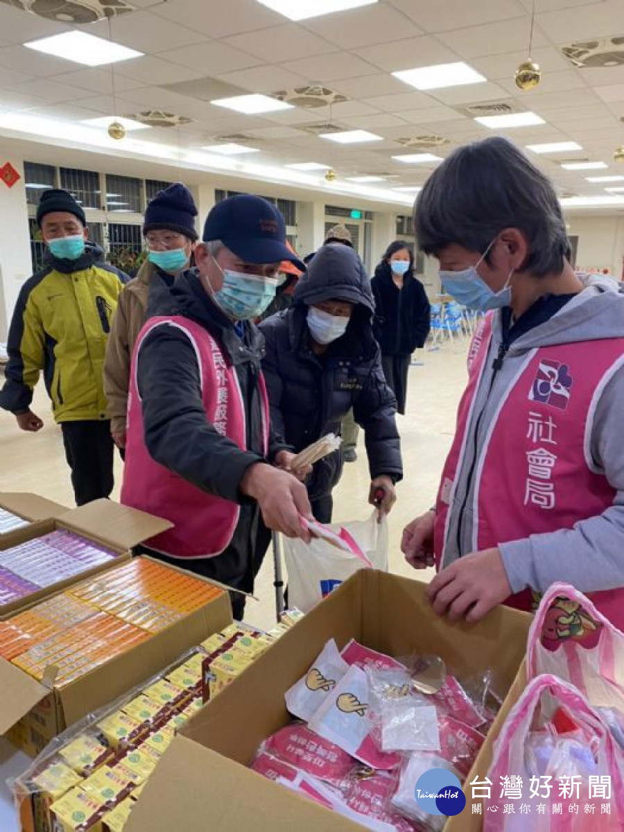 遊民外展中心發放避寒暖暖包及沖泡食用物資。