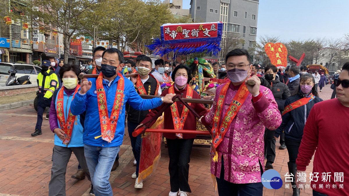 鹿港四季紅「文衡聖帝新春賜福踩街」祈福好運來。圖/彰化縣政府提供