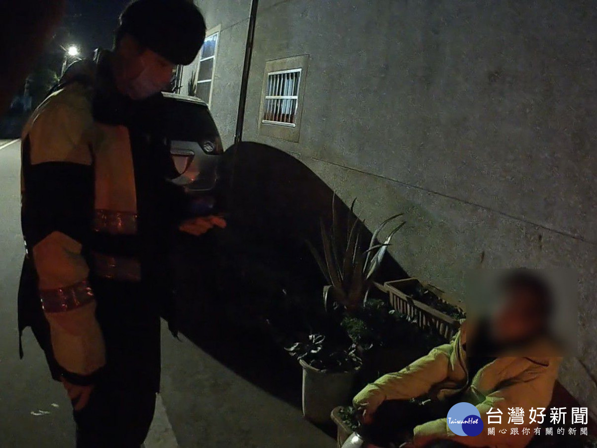 父子倆寒冬受困街頭,平鎮警發現即時送暖。