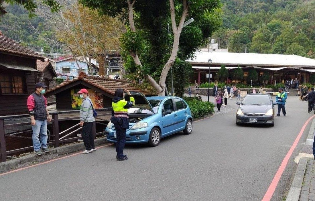 春節假期民眾自臺北開車至南投車埕遊玩,車輛不明原因拋錨致無法繼續行駛,員警得知後立即聯繫拖吊業者到場協助脫困。
