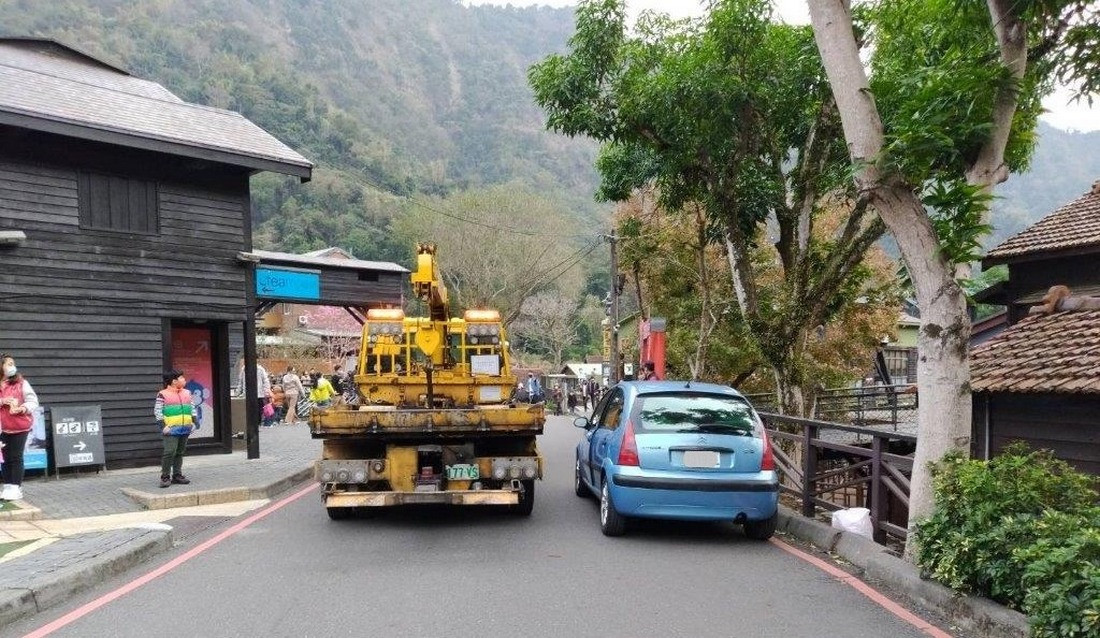 員警找來拖吊車協助送修脫困