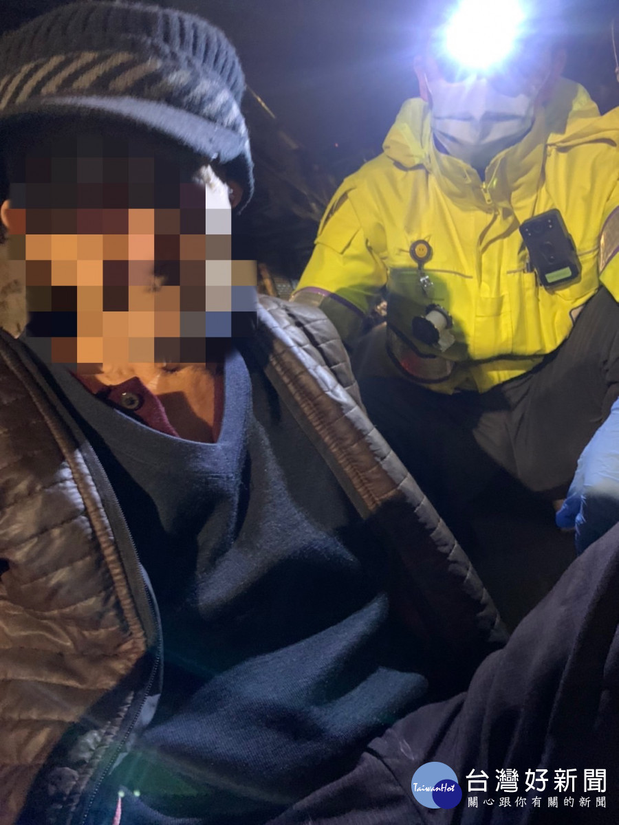 老翁晨運昏倒路中,警方協助護送就醫。
