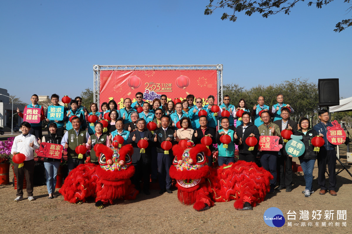 嘉義縣長翁章梁今天帶領府內一級主管及團隊成員，在府前民主廣場舉辦各界新春團拜／陳致愷翻攝