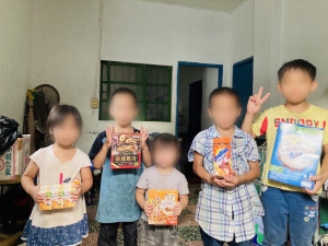健康紅包為學齡前幼童添購奶粉等營養品，並為三餐不均孩童提供送餐服務，長期穩定孩子的餐食(台灣世界展望會提供)