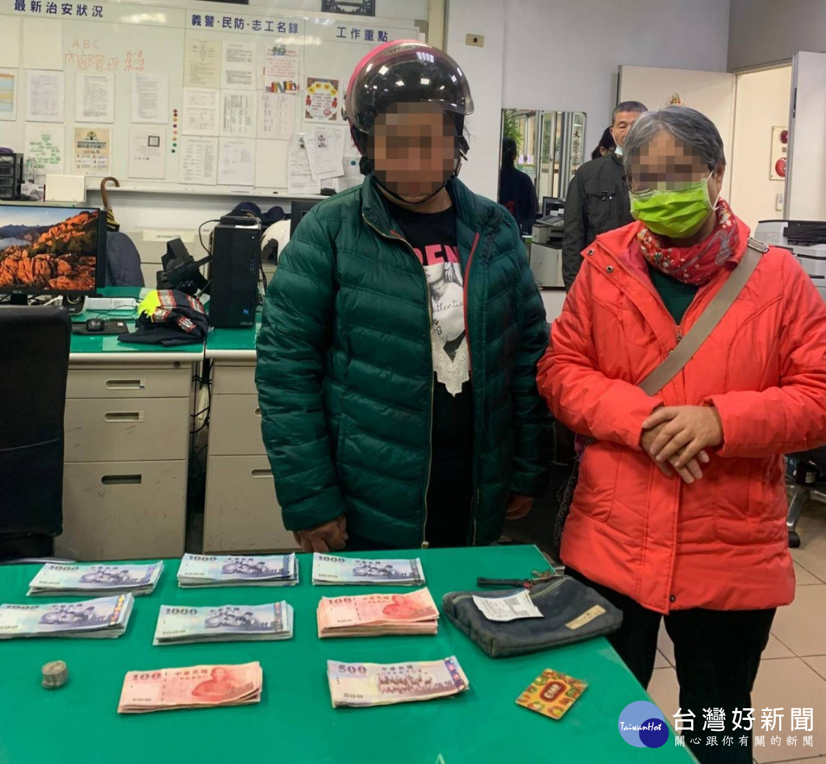 民眾路上拾獲鉅款,大園警迅速找到失主。