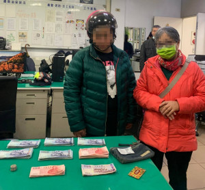 民眾路上拾獲鉅款，大園警迅速找到失主。