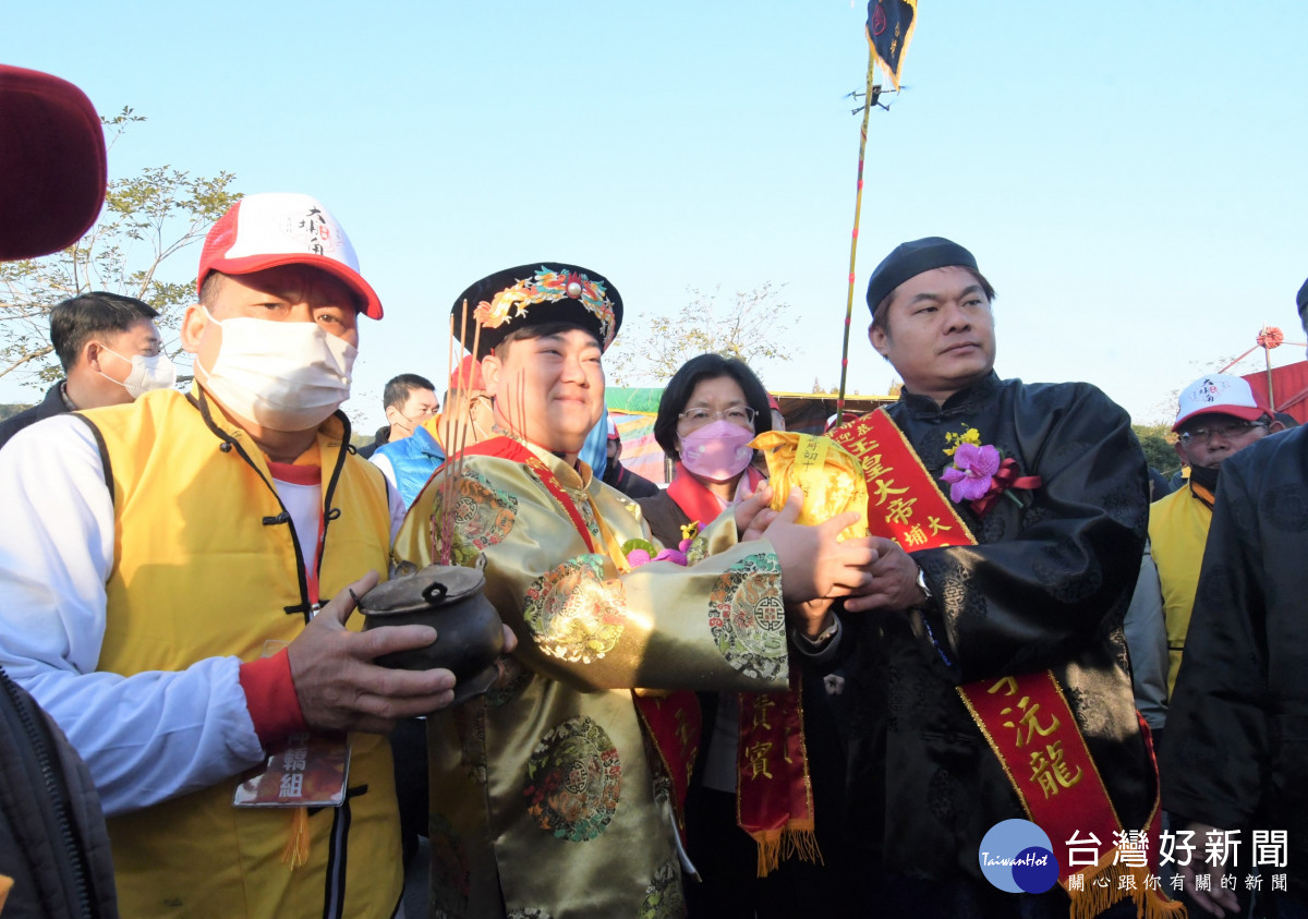 彰化縣長王惠美參加百年傳統迎天公芬園九角頭迎天公。圖／彰化縣政府提供