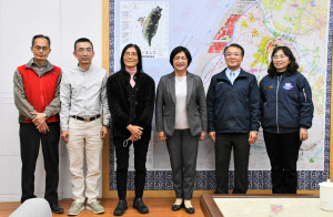 國際名指揮家張培豫回故鄉彰化，彰化縣長王惠美30日於縣長室接見張培豫老師。圖／彰化縣政府報導