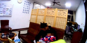 女2人皆平安，由員警帶返駐地並通知家屬前來領回，依規定撤尋。