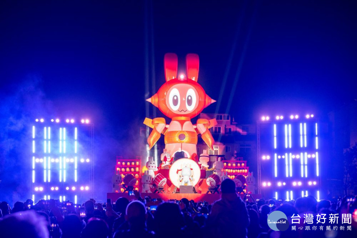 桃園燈會主燈「FUTU未來兔」為巨型機器人藝術裝置，將在燈會活動期間定時進行主燈展演。