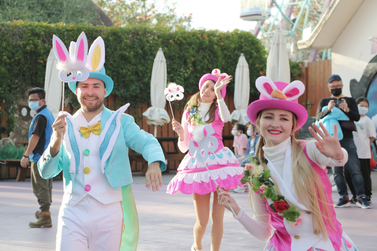 麗寶樂園兔年遊行應景登場。