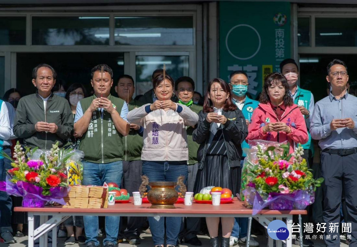 蔡培慧競選總部設民進黨南投縣黨部,2日上午舉行成立記者會,蔡培慧等人持香祝禱祈福。