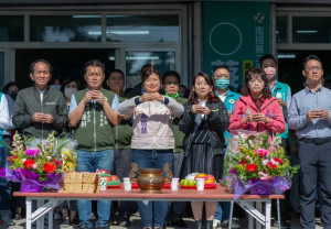 蔡培慧競選總部設民進黨南投縣黨部，2日上午舉行成立記者會，蔡培慧等人持香祝禱祈福。