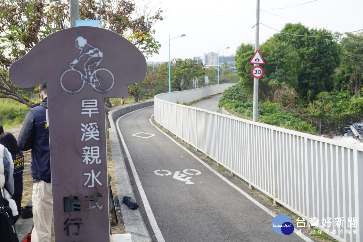 旱溪西路(潭興路~南興北二路)現況道路以欄杆分隔為車道(4.5m)及自行車道(2.5m)。