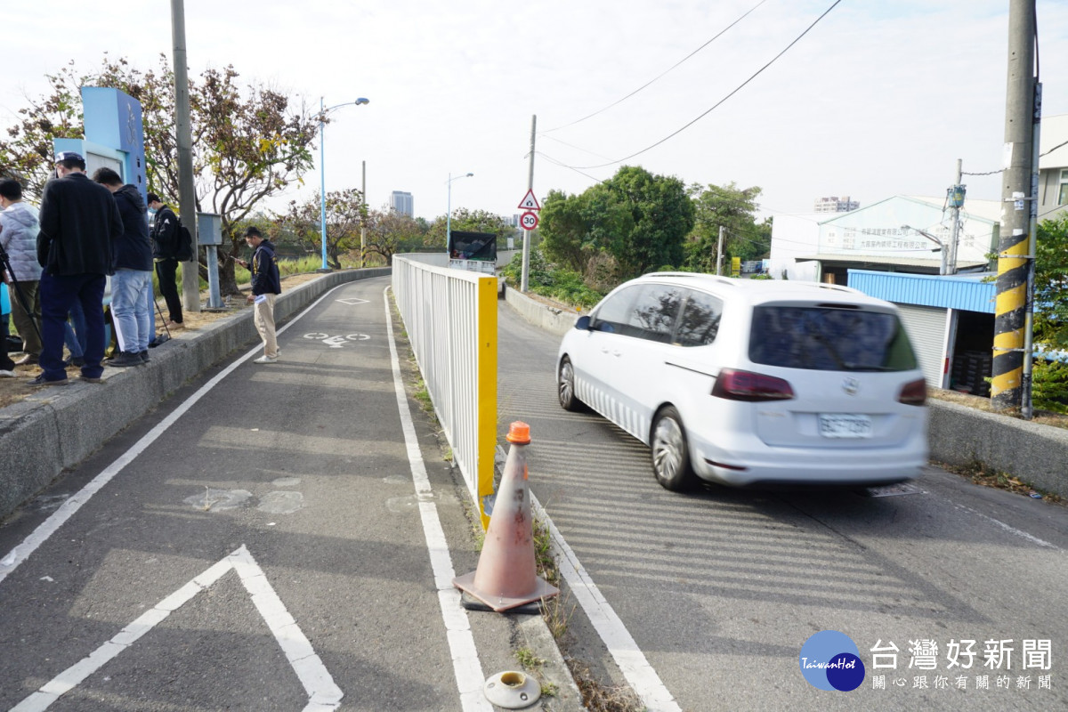 自行車道將移到旱溪堤頂，釋出2.5公尺路幅，以拓寬旱溪西路至7米寬。