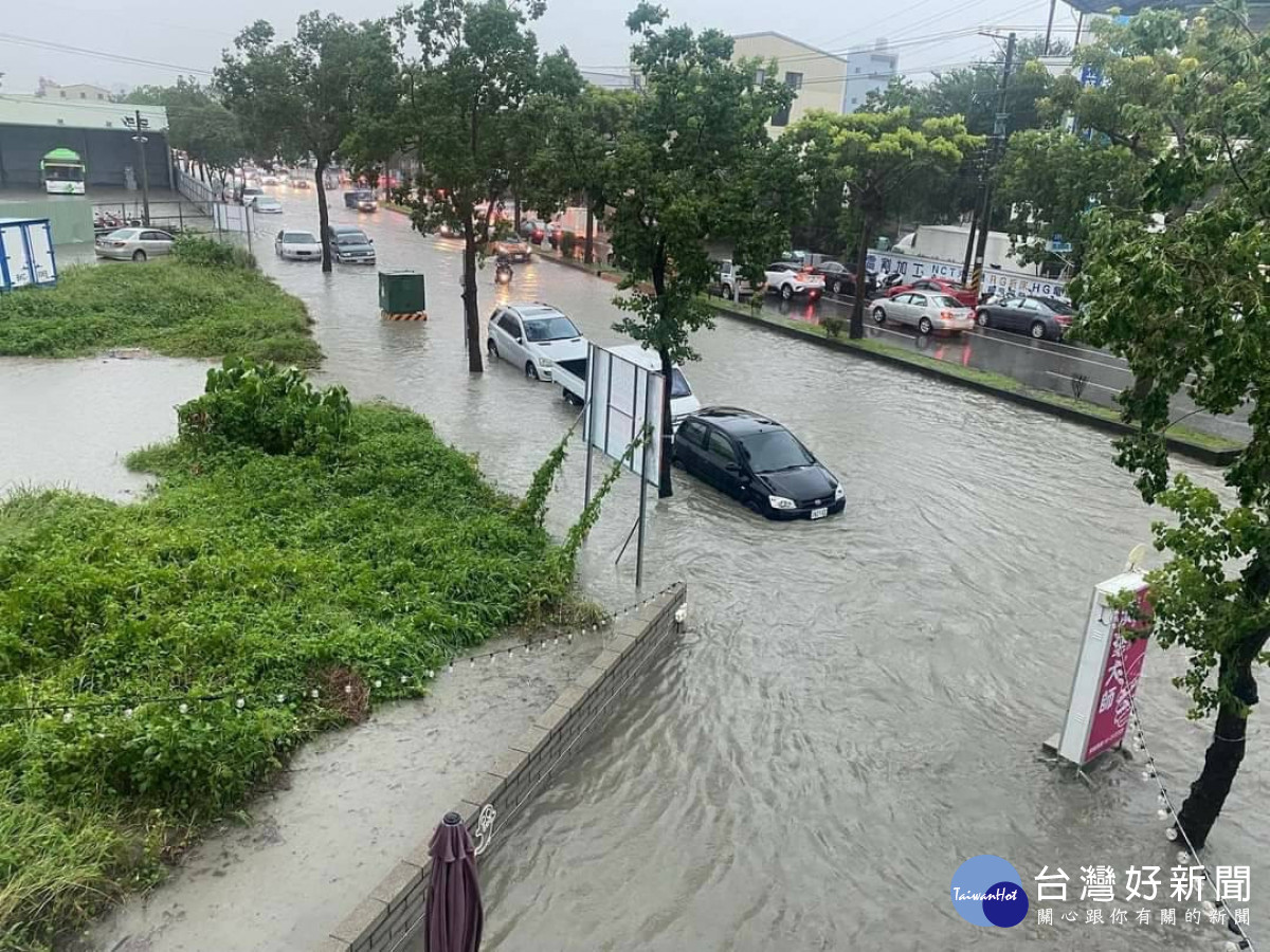 豐勢路二段由於路面側溝排水容量不足，每逢大雨來襲就容易引發淹水問題。