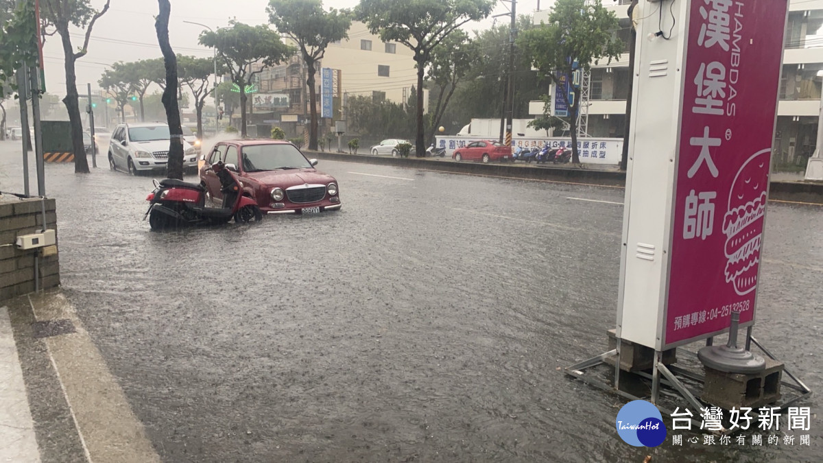 豐勢路二段由於路面側溝排水容量不足，每逢大雨來襲就容易引發淹水問題。