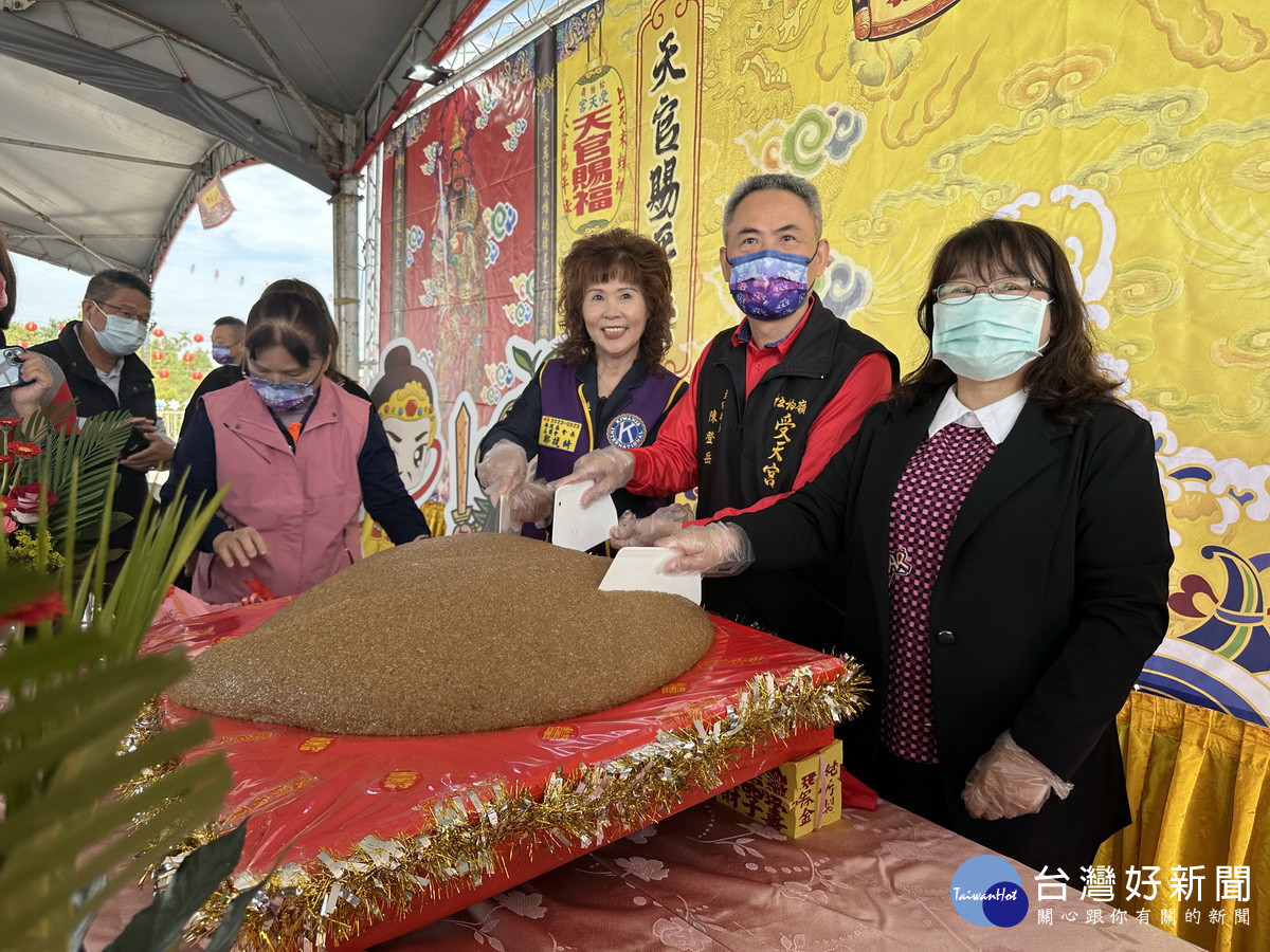 吳處長（右起）陳主委與鄭會長切米糕桃分享吃平安。（記者扶小萍攝）