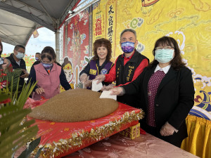 吳處長（右起）陳主委與鄭會長切米糕桃分享吃平安。（記者扶小萍攝）