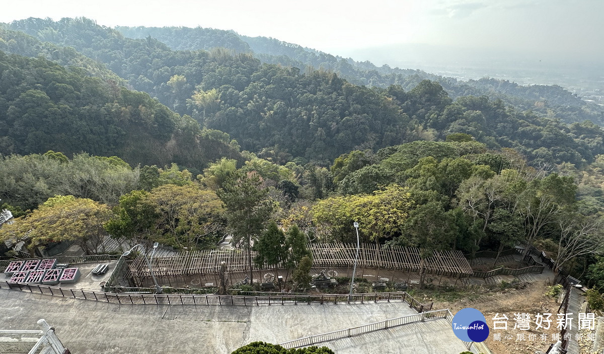 受天宮下方的森林公園步道景觀優美。（記者扶小萍攝）