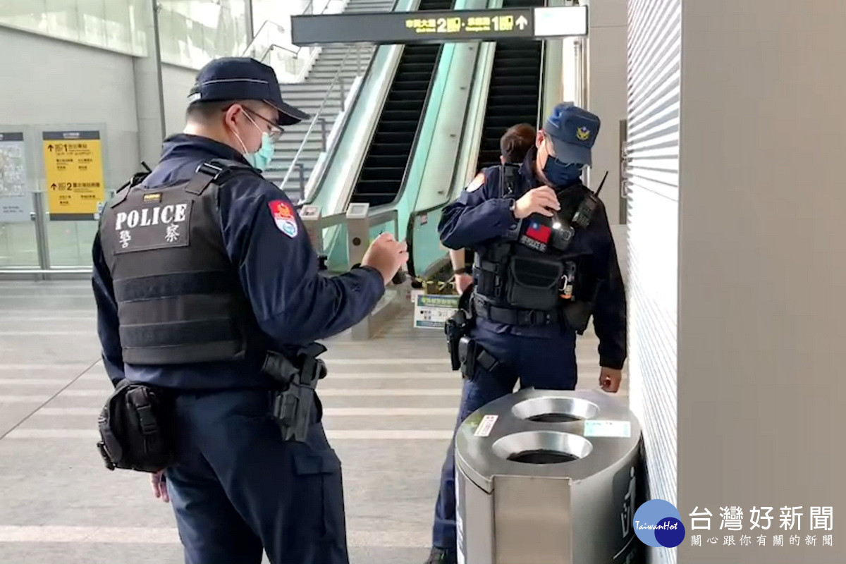 桃捷公司接獲投擲汽油彈恐嚇信件，桃園捷運警察隊加強警戒巡查。