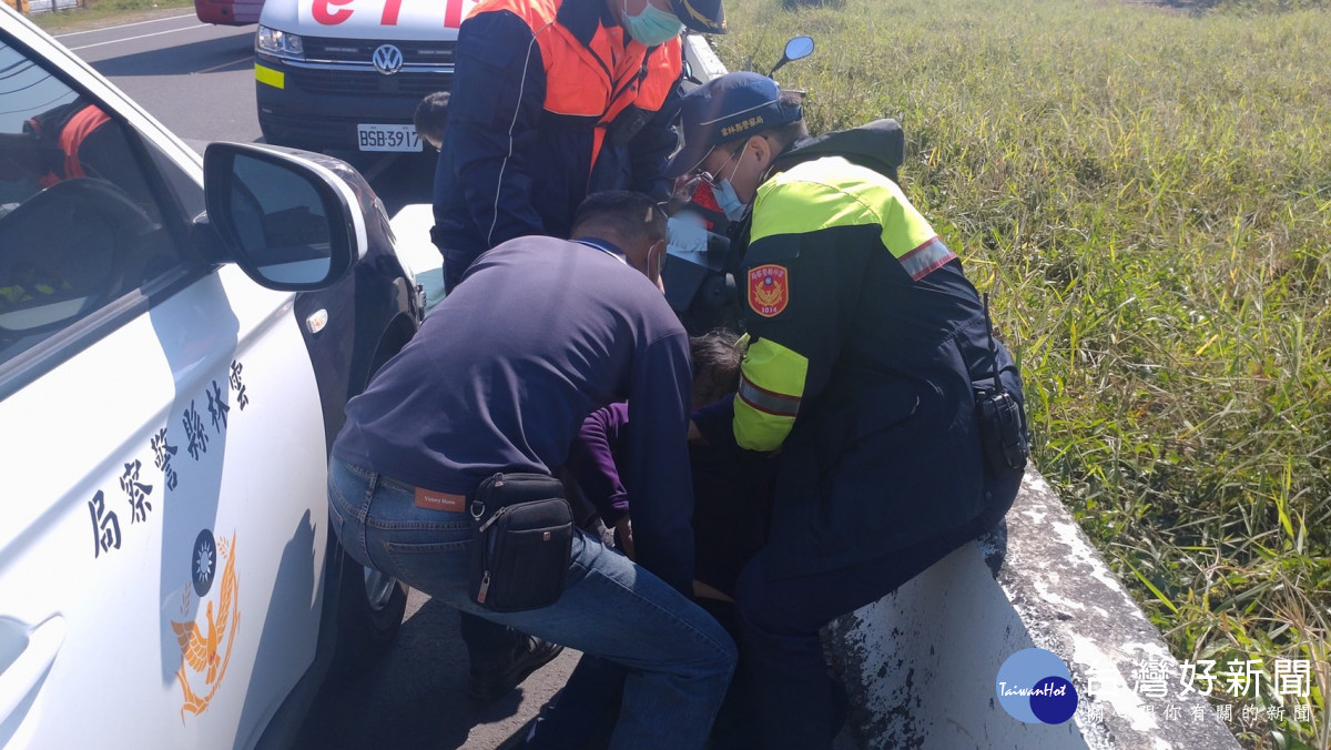老婦身體不適昏倒,斗南警及時伸援手救護/斗南警分局提供