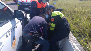 老婦身體不適昏倒，斗南警及時伸援手救護/斗南警分局提供