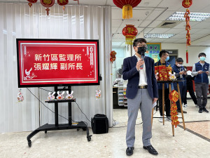 副所長張耀輝表示，微型電動二輪車自111年11月30日起2年內需完成登記、領用、懸掛牌照。