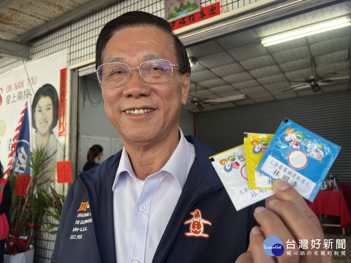 立委補選候選人林明溱說濕紙巾很實用。（林明溱競選總部提供）