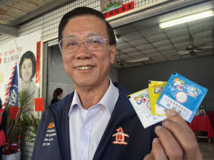 立委補選候選人林明溱說濕紙巾很實用。（林明溱競選總部提供）