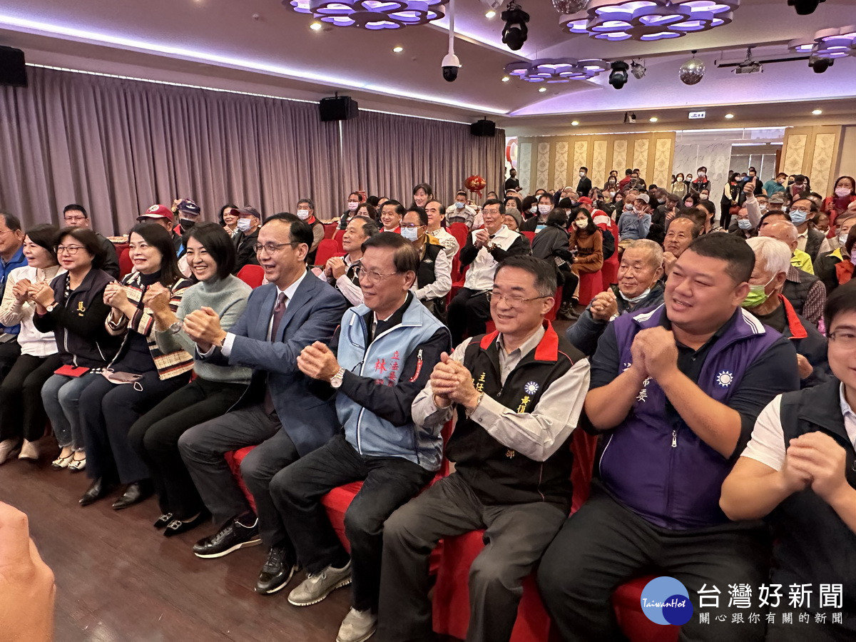 國民黨南投縣黨員新春團拜互道恭喜。(記者扶小萍攝)