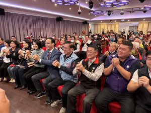 國民黨南投縣黨員新春團拜互道恭喜。（記者扶小萍攝）
