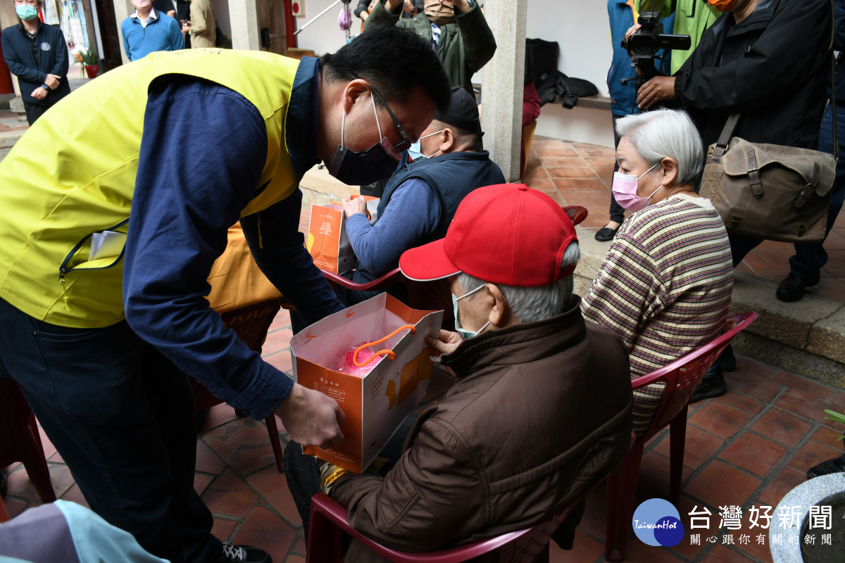 市公所主任秘書許晉嘉代表林世賢市長贈送獨居長者禮物。圖／彰化市公所提供