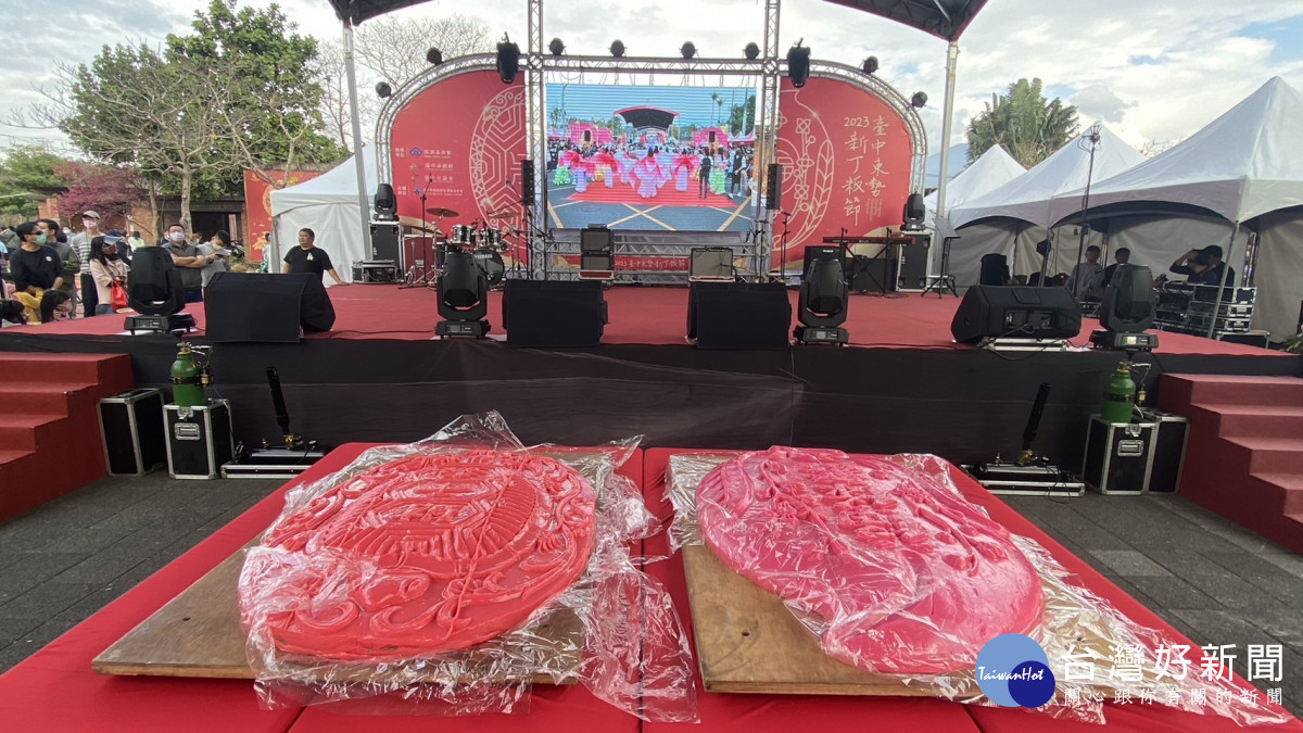 東勢新丁粄節活動現場展示120斤重的龜粄與桃粄，象徵性別平等。