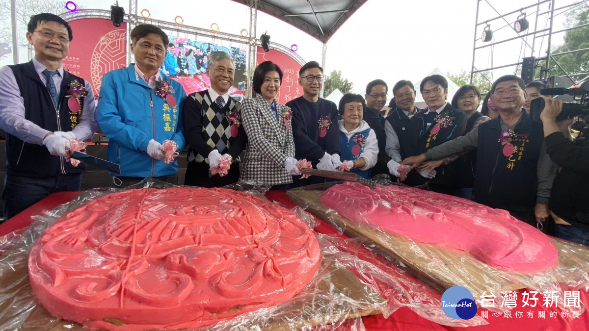 台中市副市長王育敏與貴賓一同切開各120斤重的龜粄及桃板。