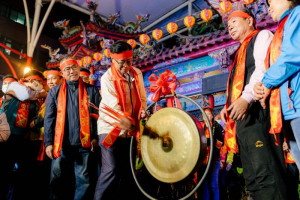張市長敲響銅鑼，為活動揭開序幕。