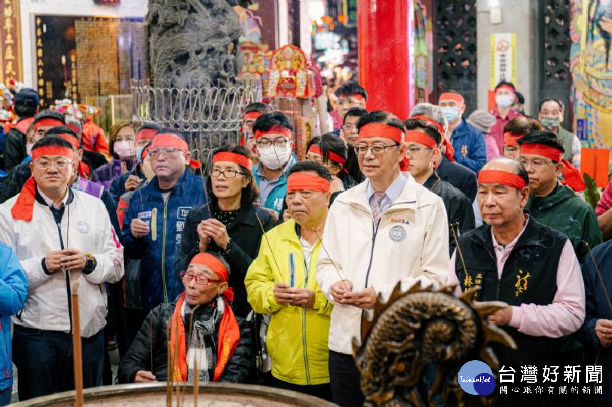 張市長與貴賓共同焚香祝禱。