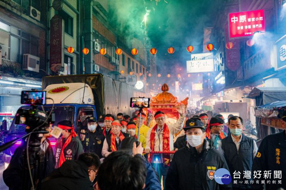  張市長扶轎帶領隊伍出發遶境祈福。