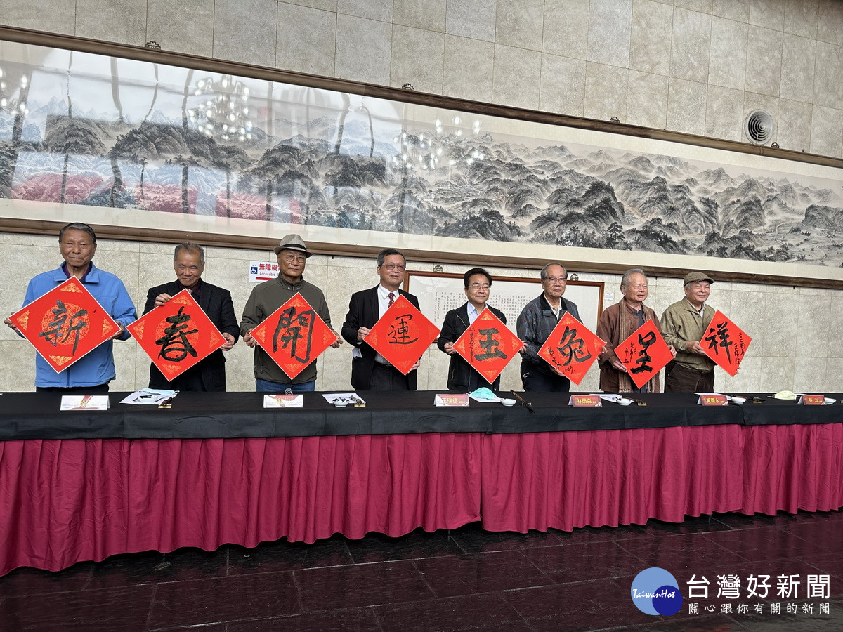 王副縣長與佳賓寫下祝福賀詞。(記者扶小萍攝)
