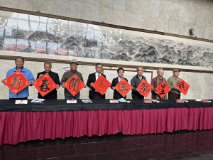 王副縣長與佳賓寫下祝福賀詞。（記者扶小萍攝）