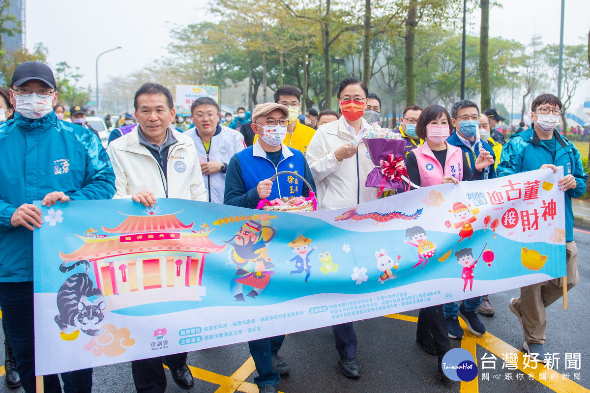 桃園市長張善政出席「2023龍潭迎古董起走」活動一起遊街。